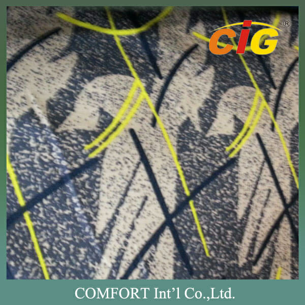 Tecido texturizado com listras diagonais em marrom escuro e quadrados verdes e laranja espalhados, com logotipo e nome da empresa: comfort int'l co., ltd.