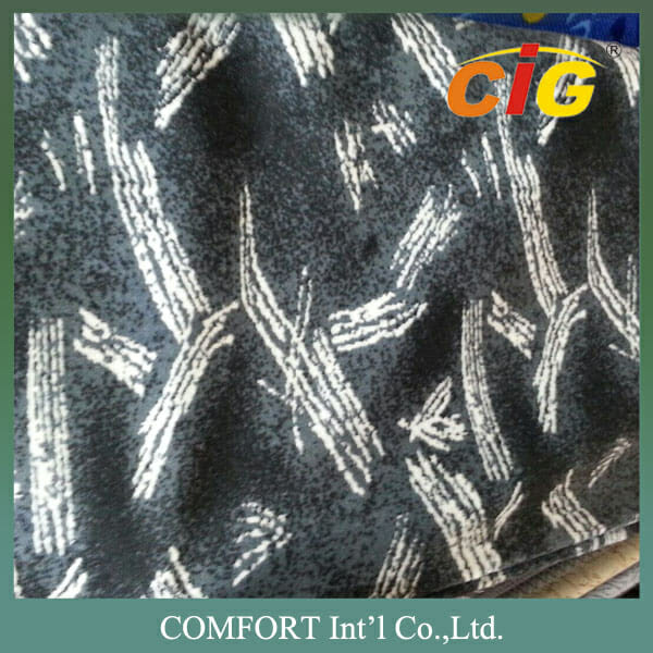 Текстурована тканина з діагональними темно-коричневими смугами та зеленими й помаранчевими квадратами з логотипом і назвою компанії: comfort int'l co., ltd.
