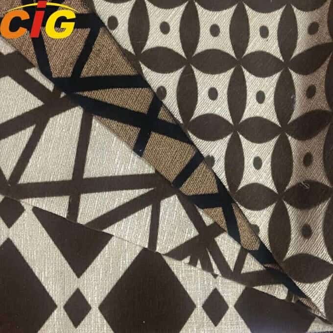 Primer plano de varias muestras de telas con patrones geométricos en tonos marrones y beige.