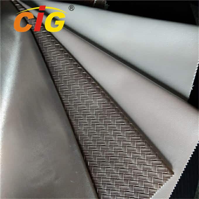Role různých texturovaných látek, včetně hladkých, tkaných a rýhovaných vzorů, zobrazené v odstínech šedé a bílé.