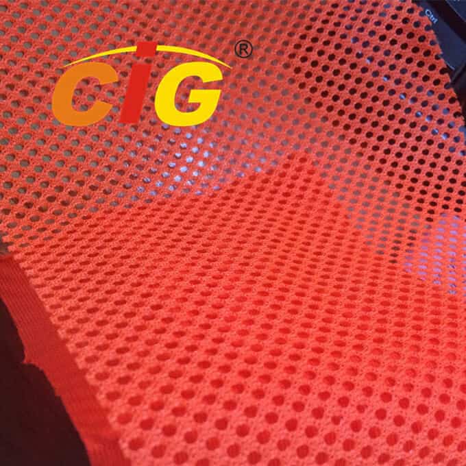 Nahaufnahme eines strukturierten roten Objekts mit einer glänzenden Oberfläche und einem gelb-roten „Cig“-Logo in der oberen linken Ecke.