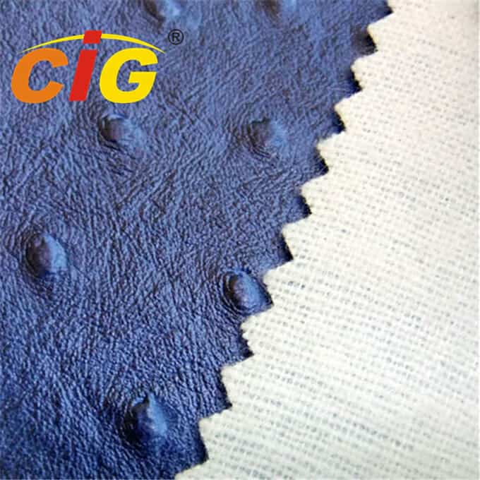 Mėlynos ir baltos tekstūros audinio, primenančio odą, pavyzdžiai, kurių kampe yra įspaustas logotipas „cig®“.