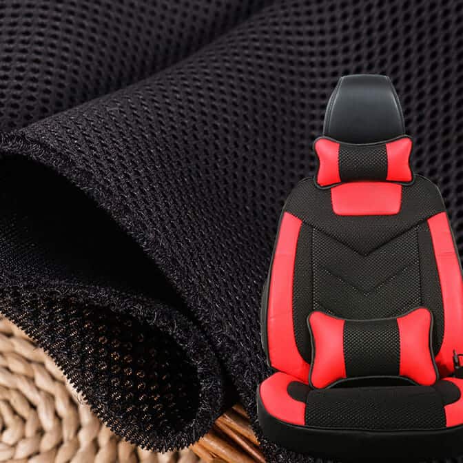 Tampilan jarak dekat dari bahan kain mesh hitam dengan gambar cover jok mobil berwarna hitam merah di pojok kanan bawah.